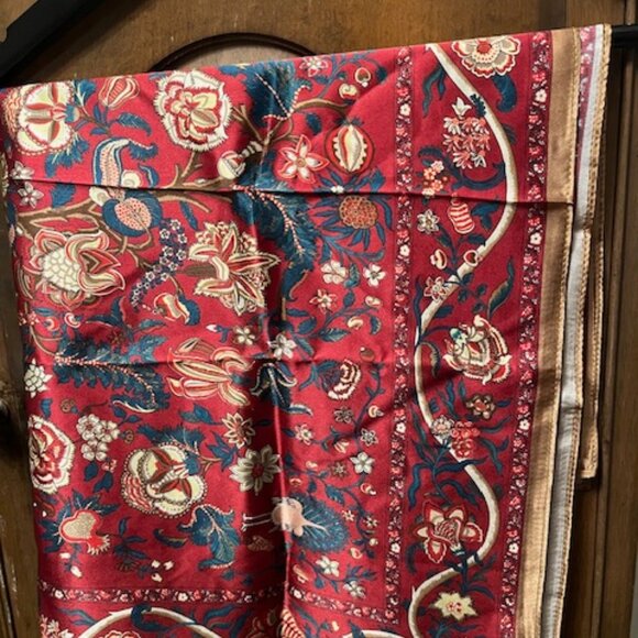 Sang Can Si silky scarf. - Picture 1 of 3